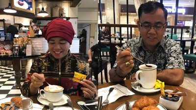 Kompaknya Ibu dan Ayah Mendiang Bibi saat Ngopi Bareng
