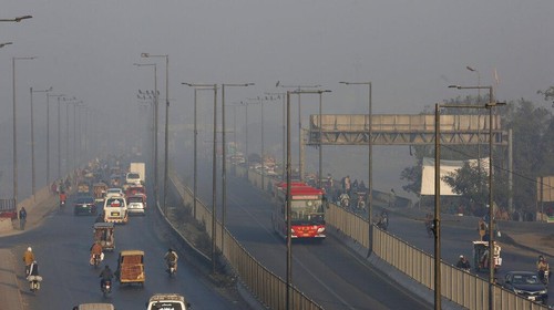 Perusahaan pemantau kualitas udara mengatakan bahwa Lahore, Pakistan, telah menjadi kota paling tercemar ketiga di dunia. Klaim tersebut seiring dengan meningkatnya kabut asap di udara yang menyelimuti Lahore, ibu kota Pakistan tersebut.  (AP Photo/K.M. Chaudary, File)
