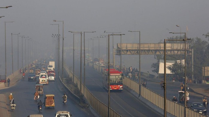Lahore Pakistan Jadi Kota Paling Tercemar Ketiga di Dunia Perusahaan pemantau kualitas udara mengatakan bahwa Lahore, Pakistan, telah menjadi kota paling tercemar ketiga di dunia. Klaim tersebut seiring dengan meningkatnya kabut asap di udara yang menyelimuti Lahore, ibu kota Pakistan tersebut. (AP Photo/K.M. Chaudary, File)