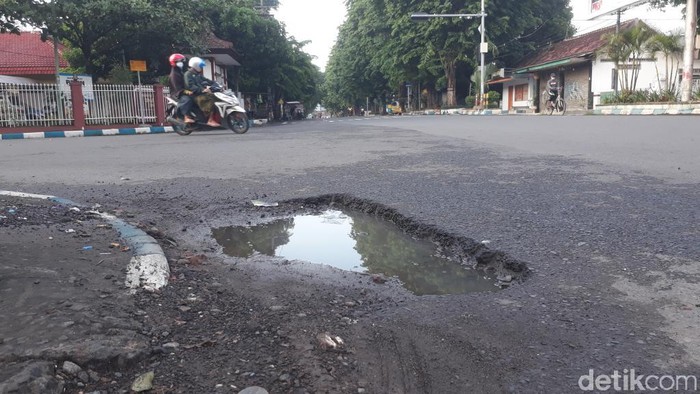 Puluhan lubang bekas galian jaringan gas (Jargas) di sejumlah ruas jalan Kota Pasuruan belum diaspal. Kondisi itu membahayakan pengguna jalan.