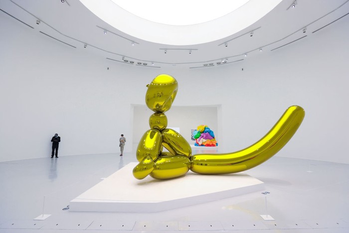 DOHA, QATAR - NOVEMBER 20: A view of Jeff Koons' exhibition “Lost in America” during the press preview on November 20, 2021 at Qatar Museums Gallery Al Riwaq in Doha, Qatar. The exhibition opens as part of #QatarCreates, a cultural celebration connecting the fields of art, fashion, and design through a diverse program of exhibitions, awards, public talks, and special events, all taking place in the heart of Doha. (Photo by Cindy Ord/Getty Images for Qatar Museums)