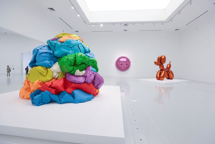 Main-main dengan Patung Tiup Raksasa Jeff Koons DOHA, QATAR - NOVEMBER 20: A view of Jeff Koons' exhibition βLost in Americaβ during the press preview on November 20, 2021 at Qatar Museums Gallery Al Riwaq in Doha, Qatar. The exhibition opens as part of #QatarCreates, a cultural celebration connecting the fields of art, fashion, and design through a diverse program of exhibitions, awards, public talks, and special events, all taking place in the heart of Doha. (Photo by Cindy Ord/Getty Images for Qatar Museums)