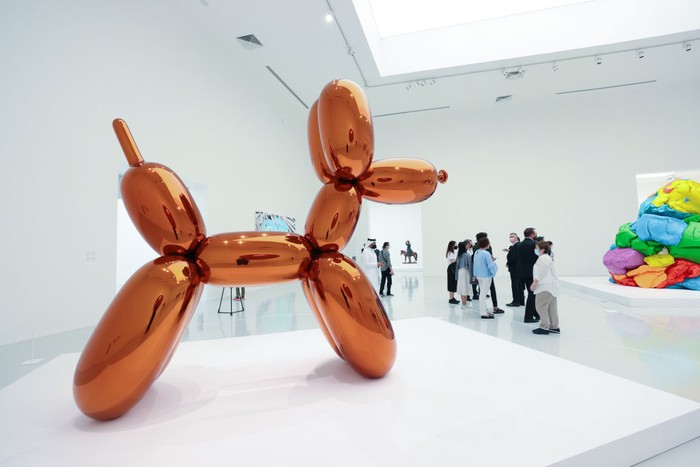Main-main dengan Patung Tiup Raksasa Jeff Koons DOHA, QATAR - NOVEMBER 20: A view of Jeff Koons' exhibition βLost in Americaβ during the press preview on November 20, 2021 at Qatar Museums Gallery Al Riwaq in Doha, Qatar. The exhibition opens as part of #QatarCreates, a cultural celebration connecting the fields of art, fashion, and design through a diverse program of exhibitions, awards, public talks, and special events, all taking place in the heart of Doha. (Photo by Cindy Ord/Getty Images for Qatar Museums)