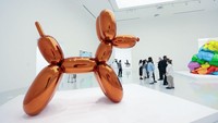 Ini adalah patung tiup raksasa yang paling terkenal dan ikonik dari Jeff Koons yakni Balloon Dog (Oranye) dari seri tahun 1994 sampai 2000. Foto: Getty Images for Qatar Museums/Cindy Ord