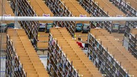 Tradisi hadiah Natal ini membuat Gudang Amazon sibuk diburu pembeli.  