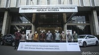 Serah terima mobil listrik Hyundai dihadiri Airlangga bersama Menteri Perindustrian Agus Gumiwang Kartasasmita, Sekretaris Kementerian Koordinator Bidang Perekonomian Susiwijono, Duta Besar Korea Selatan untuk Indonesia Park Taesung, Duta Besar Indonesia untuk Korea Selatan Gandi Sulistiyanto, Presiden Hyundai Motors Indonesia Sung Jong Ha, dan Presiden Hyundai Motors Asia Pacific HQ Youngtrack Lee.  