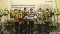 Menko Perekonomian Airlangga Hartarto dan Menteri Perindustrian Agus Gumiwang mencoba mobil listrik di Gedung Kemenko Perekonomian, Jakarta, Rabu (24/11/2021). Acara tersebut merupakan penyerahan mobil listrik sebagai kendaraan resmi untuk mendukung kegiatan Presidensi G20 di Indonesia Tahun 2022.  