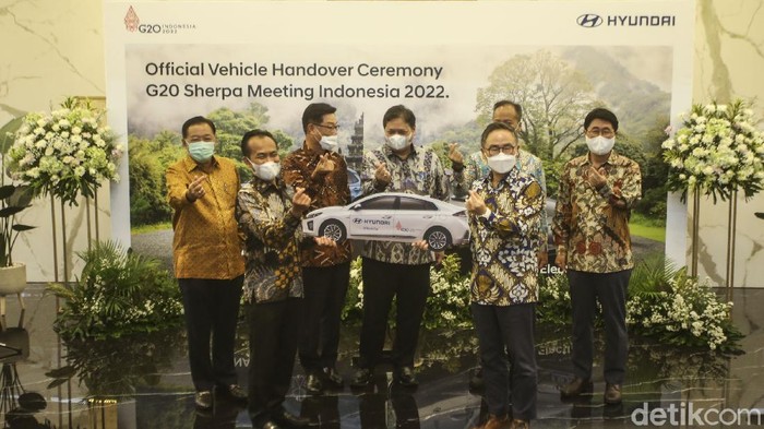 Menko Perekonomian Airlangga Hartarto dan Menteri Perindustrian Agus Gumiwang mencoba mobil listrik di Gedung Kemenko Perekonomian, Jakarta, Rabu (24/11/2021). Acara tersebut merupakan penyerahan mobil listrik sebagai kendaraan resmi untuk mendukung kegiatan Presidensi G20 di Indonesia Tahun 2022.