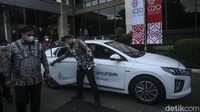 Setelah melakukan serah terima, Airlangga dan pihak Hyundai Motors melakukan percobaan salah satu mobil listrik Hyundai.   