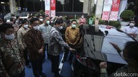 Tidak hanya itu, Airlangga juga meninjau charging mobil yang ada di depan Gedung Kemenko Bidang Perekonomian.  