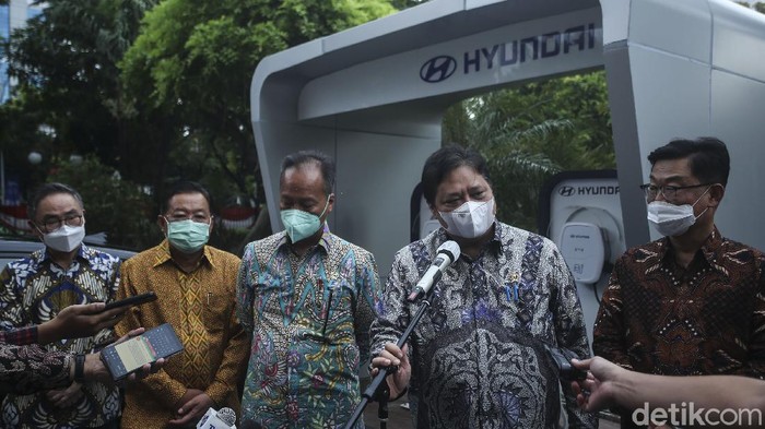Menko Perekonomian Serah Terima Mobil Listrik Untuk Tamu KTT G20 Menko Perekonomian Airlangga Hartarto dan Menteri Perindustrian Agus Gumiwang mencoba mobil listrik di Gedung Kemenko Perekonomian, Jakarta, Rabu (24/11/2021). Acara tersebut merupakan penyerahan mobil listrik sebagai kendaraan resmi untuk mendukung kegiatan Presidensi G20 di Indonesia Tahun 2022.