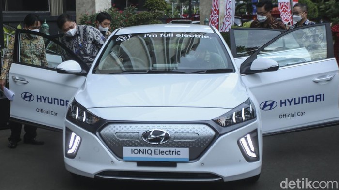 Menko Perekonomian Airlangga Hartarto dan Menteri Perindustrian Agus Gumiwang mencoba mobil listrik di Gedung Kemenko Perekonomian, Jakarta, Rabu (24/11/2021). Acara tersebut merupakan penyerahan mobil listrik sebagai kendaraan resmi untuk mendukung kegiatan Presidensi G20 di Indonesia Tahun 2022.