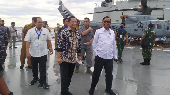 Menko Polhukam Mahfud Md dan Mendagri Tito Karnavian di Natuna (Foto: Kadek/detikcom)