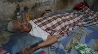 Di ruangan tersebut, ada dua tempat tidur, salah satunya untuk sang anak, Nuramisri yang setiap hari merawatnya. Selain tempat tidur ada sebuah televisi yang menjadi satu-satunya hiburan Sukap.