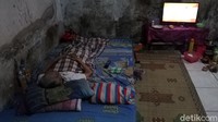 Meski kondisinya lumpuh, tetapi bagian pinggang ke atas masih normal. Termasuk berkomunikasi, mendengar, dan juga melihat masih normal. Nur mengatakan, selama ini Sukap memang kurang mendapatkan perhatian seperti bantuan ataupun kunjungan dari pejabat setempat. Dia mengatakan sampai saat ini belum ada bantuan yang diterima untuk sekadar mencukupi kebutuhan sehari-hari.