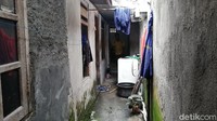 Nur menyampaikan, dirinya mengamen di dua tempat berbeda. Saat pagi sampai siang di Kartasura, kemudian untuk siang sampai sore di Mbesole, Klaten. Selama ditinggal Nur mengamen, Sukap sang pencipta lagu Lingsir Wengi, dijaga oleh anak Nur, Cakra Duha Samsi (28) dan suaminya, Joko Prantopo (57).