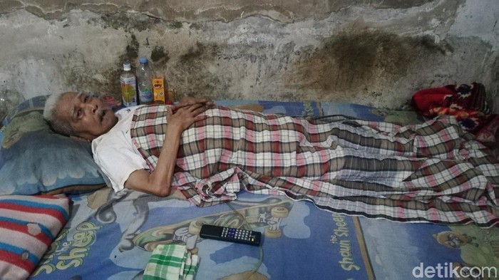 Saat detikcom berkunjung ke rumahnya di Kebon Baru RT 2 RW 9, Pucangan, Kartasura, Sukoharjo, Rabu (24/11), kondisi kakek berusia 85 tahun itu begitu memprihatinkan.