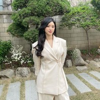 Selain cantik, ia adalah sosok yang pintar. Wanita itu diketahui merupakan lulusan Pratt Institutes School of Art di Brooklyn, New York, AS. Ia mengambil jurusan seni rupa murni. Foto: Instagram @4x4ischoi