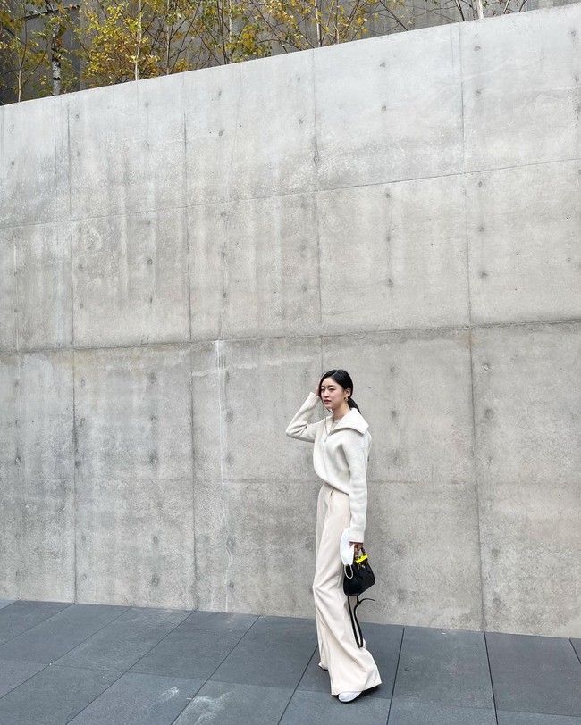 Disebut mirip artis, Choi Seo Eun sendiri mengaku dirinya memang bermimpi menjadi aktris setelah sebelumnya mencoba berkarier sebagai kurator. Wanita 26 tahun tersebut juga berkeinginan untuk menjadi penulis. Foto: Instagram @4x4ischoi