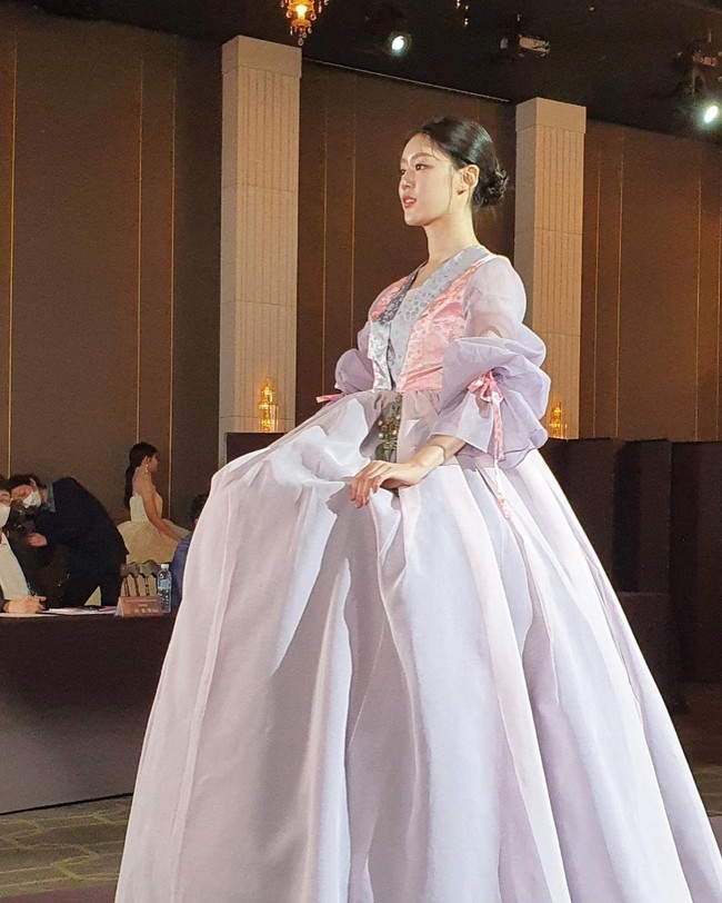 Penyelenggaraan Miss Korea 2021 diadakan dengan berbagai penyesuaian dan perubahan. Tahun ini acara final dilakukan tanpa audiens karena pandemi Corona. Selain itu, penilaian baju renang juga ditiadakan. Foto: Instagram @4x4ischoi