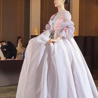 Penyelenggaraan Miss Korea 2021 diadakan dengan berbagai penyesuaian dan perubahan. Tahun ini acara final dilakukan tanpa audiens karena pandemi Corona. Selain itu, penilaian baju renang juga ditiadakan. Foto: Instagram @4x4ischoi