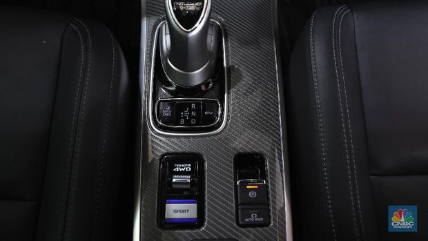 Pengunjung melihat kendaraan Mitsubishi Outlander PHEV  yang di pamerkan di ajang Indonesia Electric Motor Show (IEMS) 2021, yang digelar oleh Badan Riset dan Inovasi Nasional (BRIN), 24–26 November 2021, di Puspitek Serpong, Tangerang Selatan, Banten. Mitsubishi Motors Krama Yudha Sales Indonesia (MMKSI) memberikan program diskon harga Outlander PHEV (plug in hybrid electric vehicle) di (IEMS) 2021. Harga Outlander PHEV turun menjadi  Rp890 juta dari semula Rp1,311,7 miliar, atau diskon yang berlaku sebesar Rp421,7 juta. Mitsubishi Outlander Plug-in Hybrid Electric Vehicle atau Mitsubishi Outlander PHEV adalah mobil dengan perpaduan mesin bensin 2.4L, motor, dan baterai.  Produk ini mengintegrasikan SUV, teknologi 4WD, dan keunggulan PHEV, yang mampu mengubah mobilitas masyarakat penuh polusi menjadi aktivitas yang lebih bersahabat untuk lingkungan. Kendaraan ini dilengkapi teknologi elektrik yang terintegrasi, Outlander PHEV ini hadir dalam tiga mode: EV Drive Mode¸Series Hybrid Mode, dan Parallel Hybrid Mode.