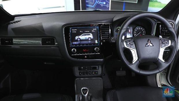 Pengunjung melihat kendaraan Mitsubishi Outlander PHEV  yang di pamerkan di ajang Indonesia Electric Motor Show (IEMS) 2021, yang digelar oleh Badan Riset dan Inovasi Nasional (BRIN), 24–26 November 2021, di Puspitek Serpong, Tangerang Selatan, Banten. Mitsubishi Motors Krama Yudha Sales Indonesia (MMKSI) memberikan program diskon harga Outlander PHEV (plug in hybrid electric vehicle) di (IEMS) 2021. Harga Outlander PHEV turun menjadi  Rp890 juta dari semula Rp1,311,7 miliar, atau diskon yang berlaku sebesar Rp421,7 juta. Mitsubishi Outlander Plug-in Hybrid Electric Vehicle atau Mitsubishi Outlander PHEV adalah mobil dengan perpaduan mesin bensin 2.4L, motor, dan baterai.  Produk ini mengintegrasikan SUV, teknologi 4WD, dan keunggulan PHEV, yang mampu mengubah mobilitas masyarakat penuh polusi menjadi aktivitas yang lebih bersahabat untuk lingkungan. Kendaraan ini dilengkapi teknologi elektrik yang terintegrasi, Outlander PHEV ini hadir dalam tiga mode: EV Drive Mode¸Series Hybrid Mode, dan Parallel Hybrid Mode.