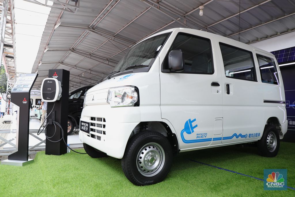 Pengunjung melihat spesifikasi mobil Minicab MiEV di ajang Indonesia Electric Motor Show 2021 Hibrid di Gedung 730 Kawasan PUSPIPTEK, Serpong, Tangerang Selatan, Rabu (24/11/2021).  Melihat data spesifikasi Mitsubishi Minicab MiEV  yang dipamerkan di booth IEMS 2021 Show mobil listrik ini berkapasitas 16,0 kWh sementara untuk jarak tampuhnya sekitar 150 km (JC08). Minicab MiEV merupakan LCV (Light Commercial Vehicle) berbentuk van mungil berkelir putih dengan tampilan minimalis. Namun demikian, Minicab MiEV mampu memenuhi kebutuhan mobilitas di lingkungan yang padat dan sempit, terutama untuk armada logistik. Mobil ini memiliki fitur daya listrik 1500W DC dan dapat menjadi sumber tenaga dengan menyalurkan daya AC 100 V, yang cukup untuk menyalakan peralatan elektronik saat berkegiatan di luar ruangan. Motor listrik mobil ini memberikan daya yang besar, nol emisi serta senyap, sehingga sangat mungkin digunakan di perkotaan yang padat.  Untuk memastikan fungsi dan keandalan produk, MMKSI akan memulai uji coba dengan mitra potensial di Indonesia untuk operasional mereka. Hasil pengujian akan digunakan untuk pengembangan kendaraan listrik Mitsubishi Motors di Tanah Air ke depannya.  (CNBC Indonnesia/ Tri Susilo)