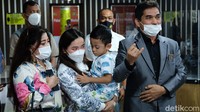 Clanse Pakpahan selaku pengacara sekaligus keluarga Anggiat menjelaskan duduk perkara awal mula keributan antara Arteria dan Anggiat di bandara.  