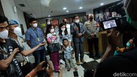 Dari pihak Anggiat dijelaskan bahwa persoalan itu ditengarai oleh kondisi Anggiat saat itu yang sedang mengalami sakit gigi dan tengah buru-buru turun lantaran kebelet buang air kecil.  