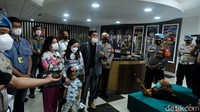 Sementara itu sebelumnya, Arteria bersedia menerima permintaan maaf apabila Anggiat mencabut laporan.  