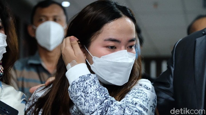 Anggiat Pasaribu mencabut laporan terkait keributan dengan Anggota DPR Arteria Dahlan di Bandara Soekarno-Hatta. Anggiat turut meminta maaf kepada Arteria.