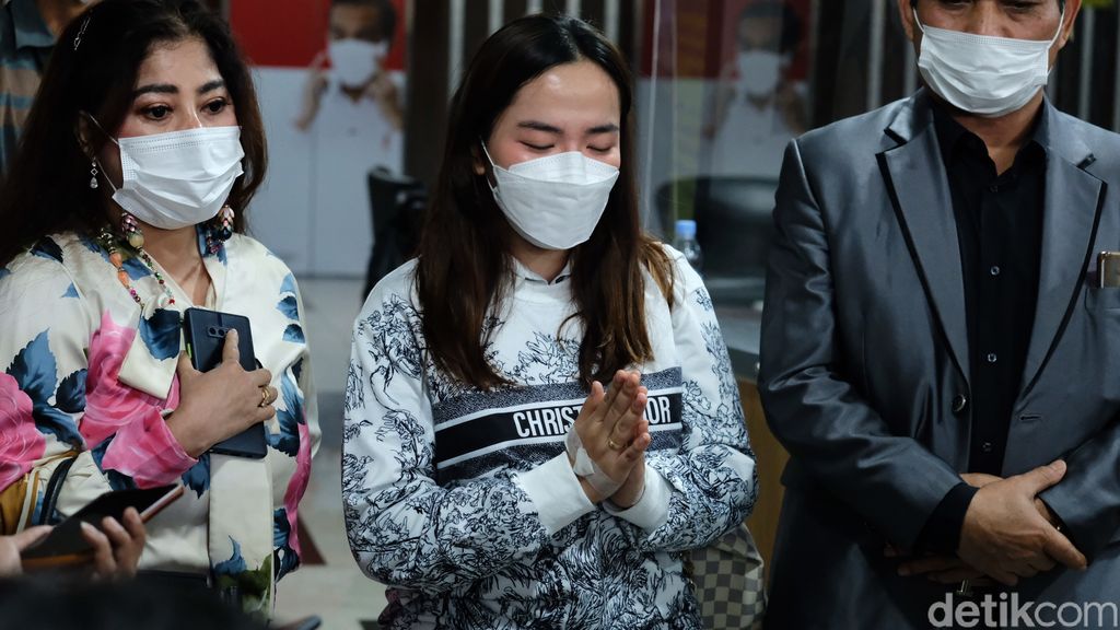 Anggiat Pasaribu mencabut laporan terkait keributan dengan Anggota DPR Arteria Dahlan di Bandara Soekarno-Hatta. Anggiat turut meminta maaf kepada Arteria.