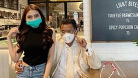Nongkrong di kafe, kali ini Mutiara ditemani sosok spesial, Hotman Paris. Gausah banyak nyinyir kalo jadi laki kerja keras dong kaya bang hotman, katanya.