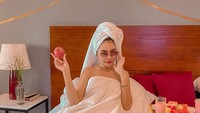 Sepertinya buah-buahan segar jadi makanan favorit Mutiara. Ia terlihat mengawali pagi dengan sebutir apel, segelas jus, dan beberapa potong buah segar lainnya.