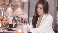 Menggunakan outfit berbeda, Mutiara kembali mengabadikan momen. Ia memesan segelas minuman creamy segar untuk menemani waktu santainya.