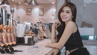 Layaknya generasi milenial lainnya, Mutiara juga hobi nongkrong di kafe kekinian. Ini posenya saat duduk di area bar dengan outfit keren serba hitam.