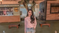 Foto ini jadi bukti lain kalau Mutiara memang hobi nongkrong di kafe dan makan di tempat-tempat kekinian. Ia juga tak lupa mengabadikan outfitnya.