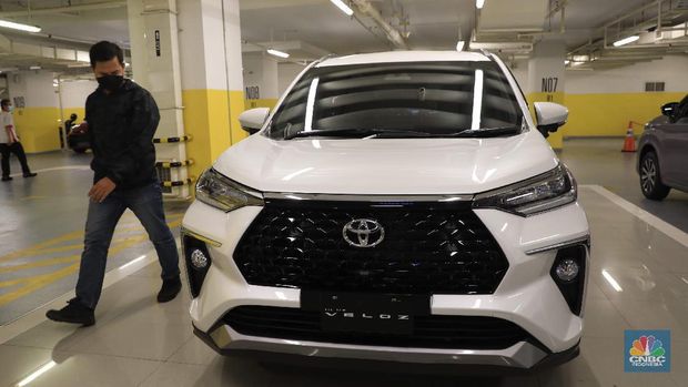 Pengunjung melihat mobil Toyota Avanza terbaru di Dealer Auto 2000 Sudirman, Jakarta, Rabu, 24/11. Persaingan Toyota Avanza dan Mitsubishi Xpander terjadi di ajang Gaikindo Indonesia International Motor Show (GIIAS) 2021 pada 11-21 November 2021 di ICE BSD kemarin. Selama pameran, keduanya menjadi mobil terlaris yang dipesan konsumen dari masing-masing agen tunggal pemegang merek (ATPM).Berdasarkan catatan Toyota Astra Motor (TAM), All New Avanza dan All New Veloz laku ribuan, memberikan kontribusi terbesar mencapai 1.534 unit, dengan masing-masing 711 unit dan 823 unit, atau sebesar 34% dari total seluruh model Toyota.  (CNBC Indonesia/ Muhammad Sabki)