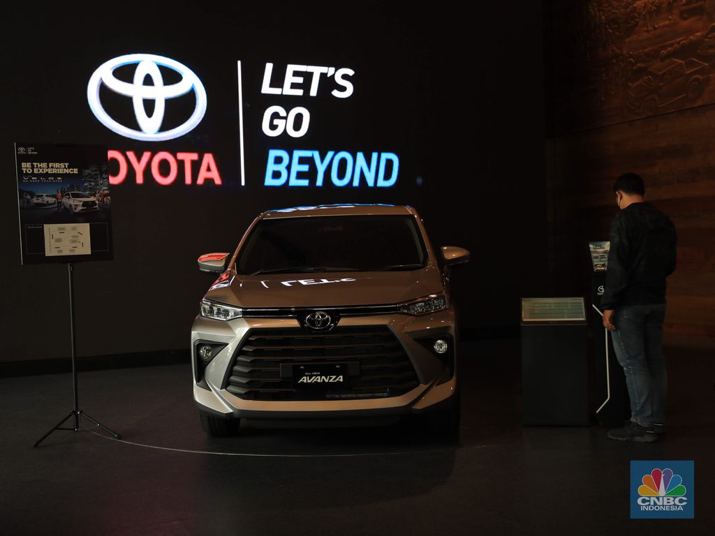Pengunjung melihat mobil Toyota Avanza terbaru di Dealer Auto 2000 Sudirman, Jakarta, Rabu, 24/11. Persaingan Toyota Avanza dan Mitsubishi Xpander terjadi di ajang Gaikindo Indonesia International Motor Show (GIIAS) 2021 pada 11-21 November 2021 di ICE BSD kemarin. Selama pameran, keduanya menjadi mobil terlaris yang dipesan konsumen dari masing-masing agen tunggal pemegang merek (ATPM).Berdasarkan catatan Toyota Astra Motor (TAM), All New Avanza dan All New Veloz laku ribuan, memberikan kontribusi terbesar mencapai 1.534 unit, dengan masing-masing 711 unit dan 823 unit, atau sebesar 34% dari total seluruh model Toyota.  (CNBC Indonesia/ Muhammad Sabki)