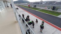 Untungnya, Harry tidak membeli tiket itu dengan kocek pribadi. Harry mendapatkan tiket itu secara gratis dari Kawasaki Motor Indonesia (KMI) lantaran ia merupakan pembeli ZX-10R pertama di Indonesia. Harga tiket tersebut pun bukan berlaku untuk satu hari saja ya, melainkan tiga hari. Jadi bisa melihat langsung WSBK dari sesi latihan bebas, kualifikasi, hingga race day. Foto: Dok. Harry Affandy