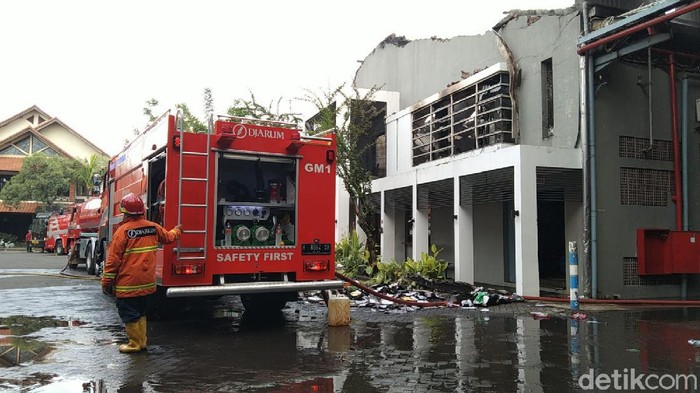 Pabrik dua kelinci kebakaran pada Selasa (23/11). Belasan mobil damkar pun dikerahkan guna memadamkan api.