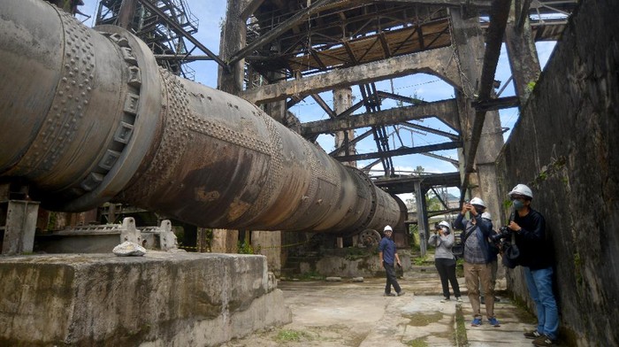 Pengunjung melihat kondisi bekas pabrik semen Indarung I di kawasan PT Semen Padang, Indarung, Sumatera Barat, Rabu (24/11/2021). Pabrik semen tertua di Indonesia itu didirikan pada tahun 1910 dan merupakan pabrik semen pertama di Asia Tenggara yang akan dikembangkan sebagai industrial heritage. ANTARA FOTO/Iggoy el Fitra/wsj.