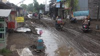 Warga setempat Muhadi (47) mengatakan kerusakan jalur ini terjadi sejak 3 bulan yang lalu. Yaitu imbas pengalihan arus lalu lintas Jombang-Lamongan akibat pembangunan Jembatan Ploso. Sehingga jalan kecil ini banyak dilalui kendaraan dengan tonase tinggi.