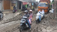 Kondisi jalan yang rusak dan berlumpur mengakibatkan para pengendara sepeda motor banyak yang berjatuhan. Mobil yang melintas pun tidak jarang terjebak tebalnya lumpur di jalan. Tidak jarang, Muhadi beserta warga sekitar turun ke jalan untuk membantu mengatur lalu lintas dan pengguna jalan yang terjatuh.