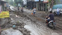 Tidak hanya itu, kerusakan jalan yang terjadi sejak 3 bulan lalu secara perlahan membunuh bisnis warga setempat. Ketua RT setempat Abdul Yaqun (33) mengatakan sudah ada 10 toko dan warung milik warga yang tutup karena sepi pembeli.
