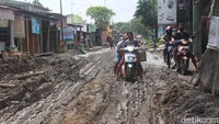 Kerusakan jalan ini terjadi karena pengalihan arus lalu lintas akibat proyek pembangunan Jembatan Ploso. Semua kendaraan dari arah Lamongan ke Jombang dan sebaliknya dialihkan ke Jalan Raya Tapen-Kabuh.