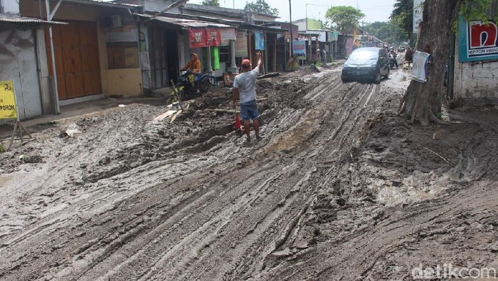 Parah...! Jalan di Jombang Ini Bak Arena Offroad Ruas jalan di Kecamatan Kudu, Jombang rusak parah dan berlumpur. Kondisi ini menyulitkan warga melintas. Tak jarang kendaraan terjebak lumpur di kubangan jalan.