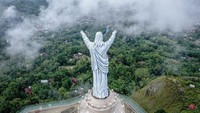 Dari lokasi ini, wisatawan dapat melihat pemandangan Kota Makale dengan deretan perbukitan yang indah nan megah.