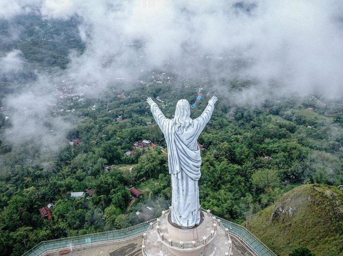 Buntu Burake, Tana Toraja, Sulsel memiliki objek wisata religi yang megah. Di lokasi ini terdapat Patung Yesus Buntu Burake, patung Yesus tertinggi di dunia!